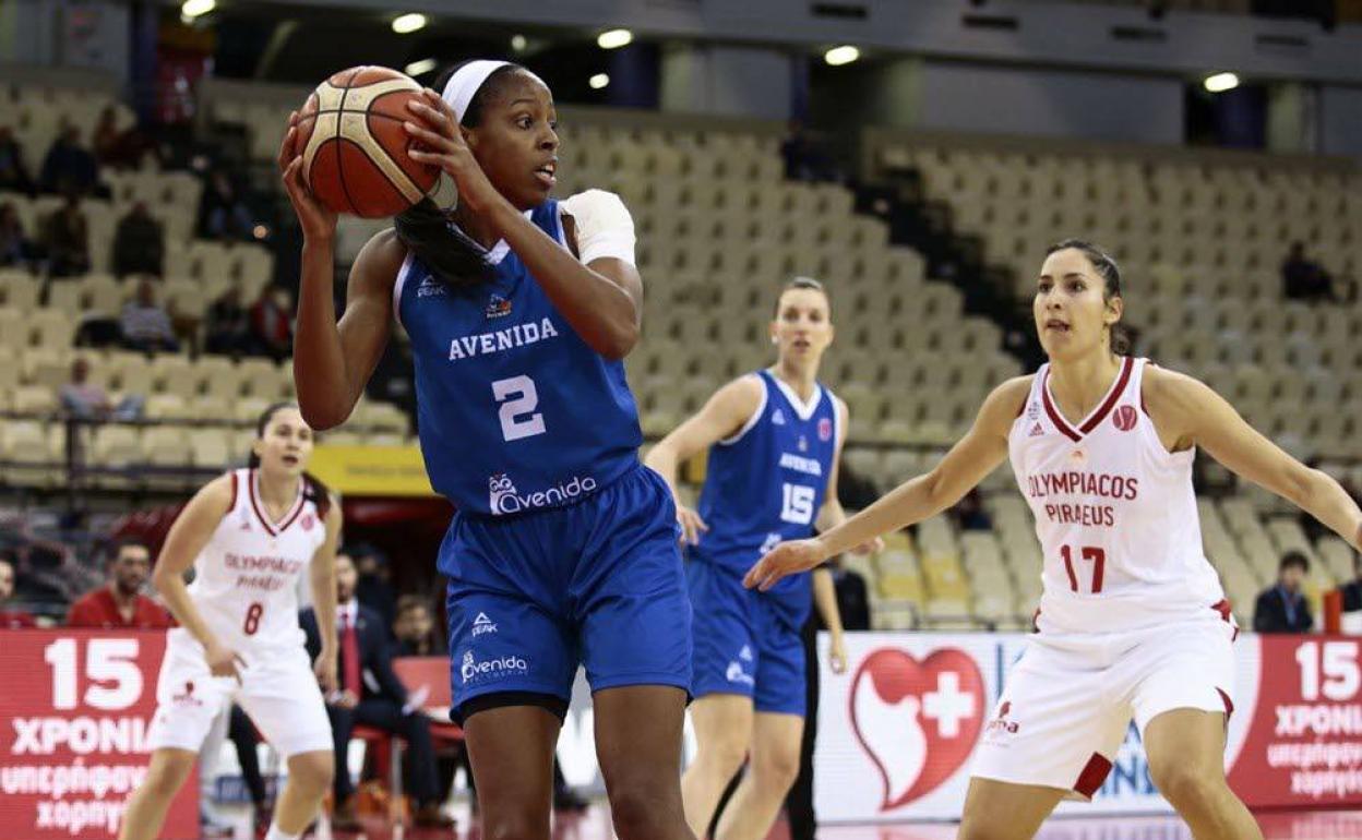 Adaora Elonu en un partido con Avenida en la Euroliga.