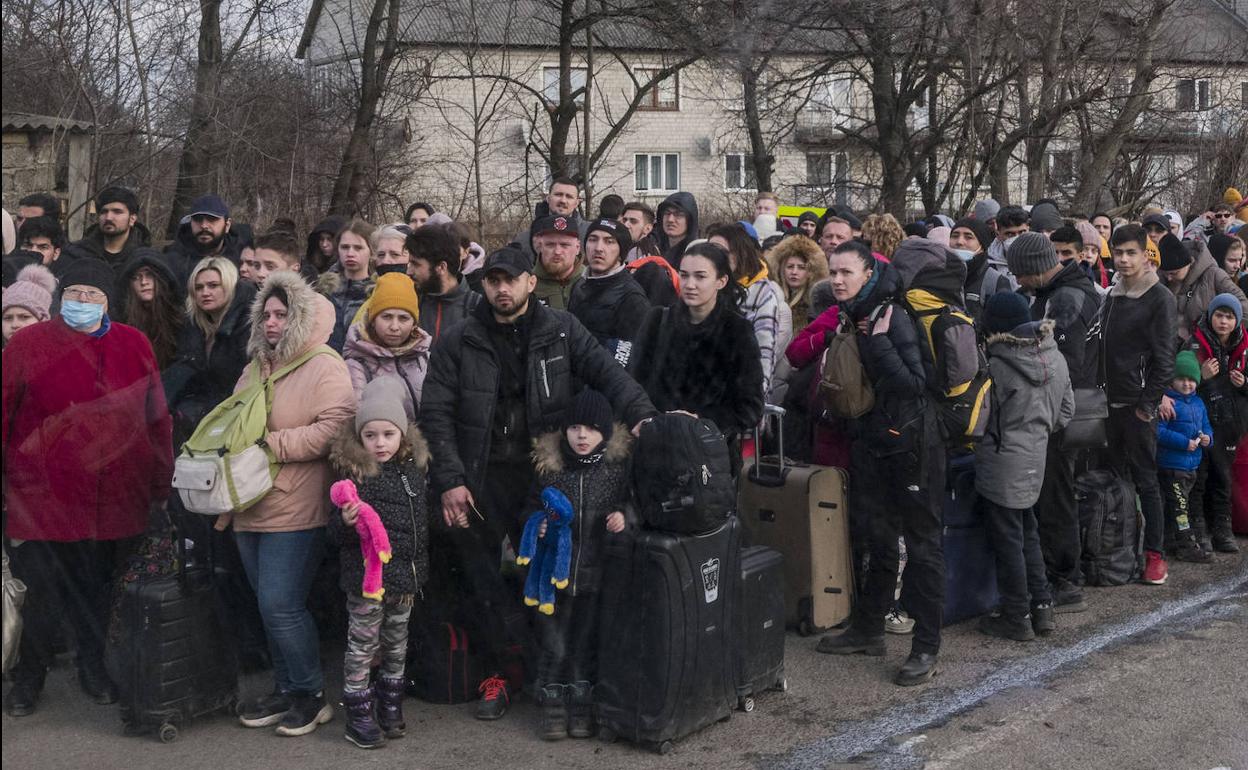 Civiles ucranianos huyen hacia la frontera polaca.