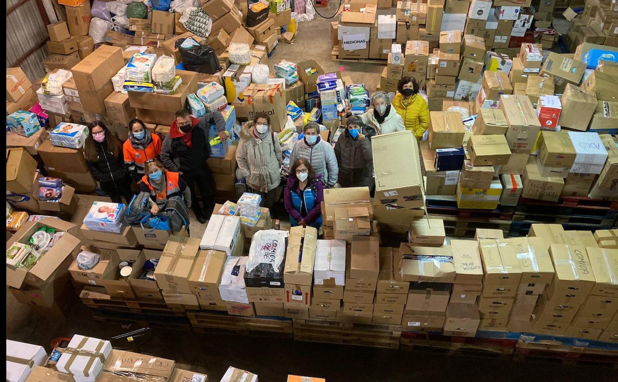 Volunatrios, este viernes por la noche, en la nave de los antiguos bomberos de Segovia, engullidos prácticamente por cajas, paquetes y bolsas de las donaciones a Ucrania. 