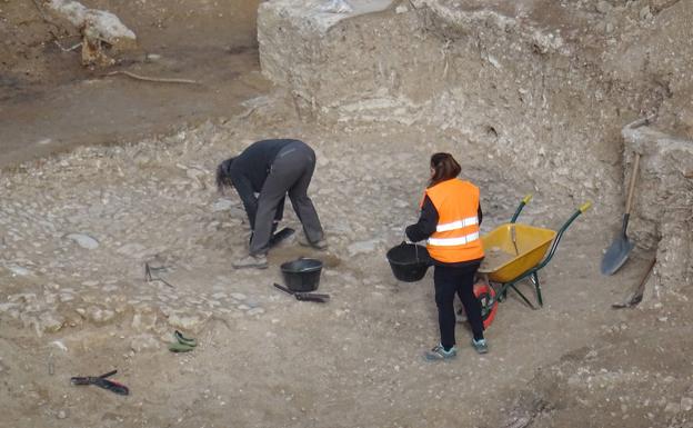 Detalle del empedrado descubierto en el terreno de los antiguos almacenes Siro García. 