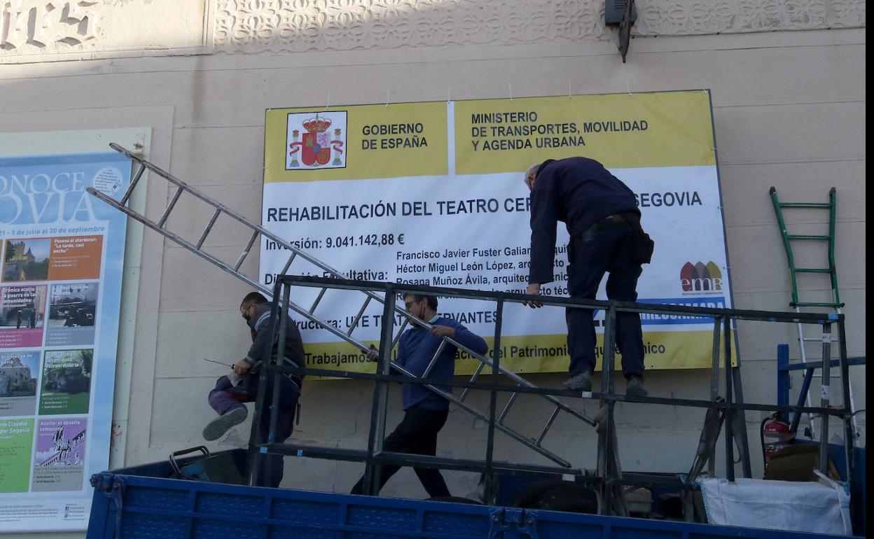 Operarios instalan en la fachada del teatro Cervantes el cartel que anuncia las obras, el pasado mes de septiembre. 