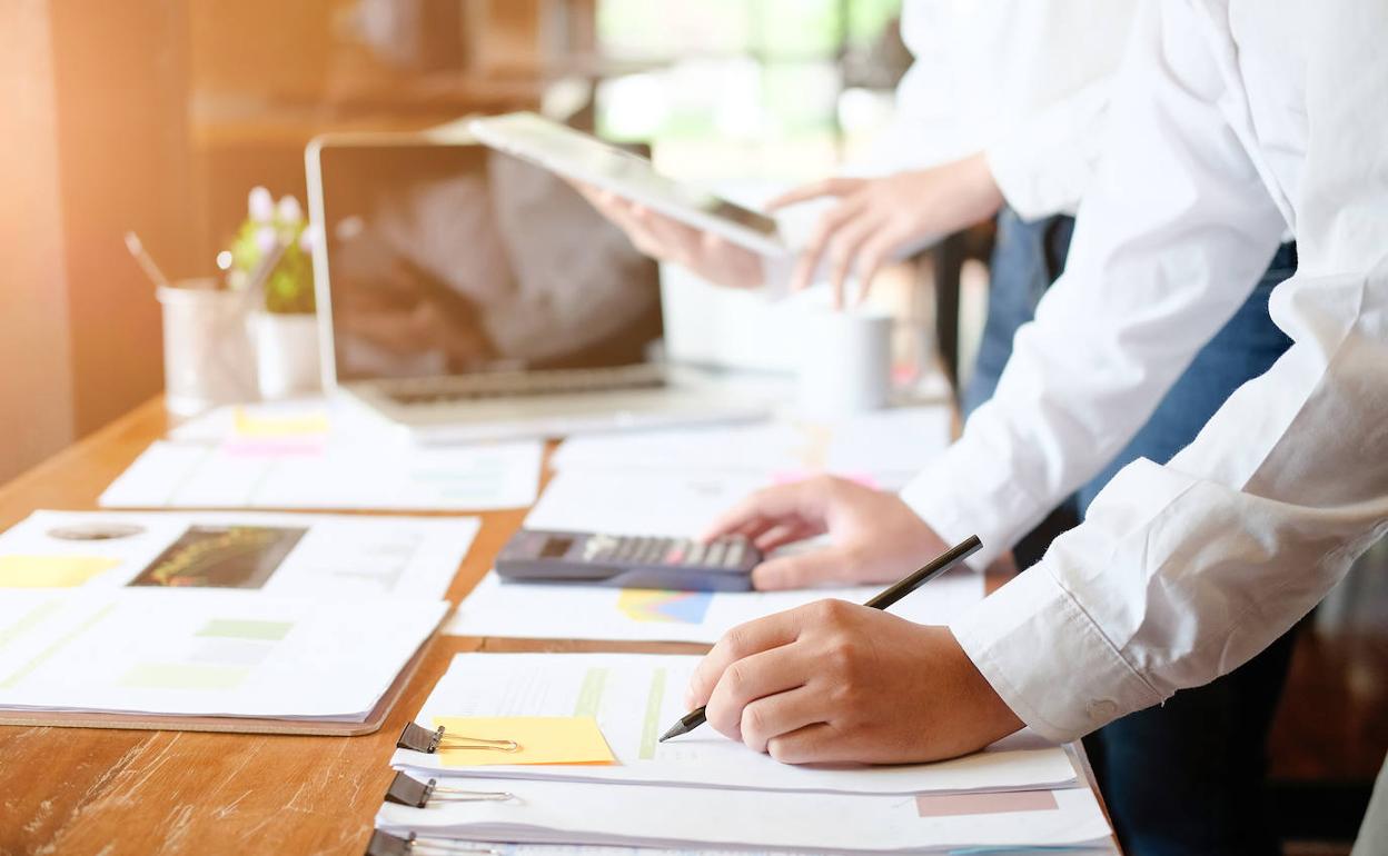 Facultativos en una sala de consulta multidisciplinar. 
