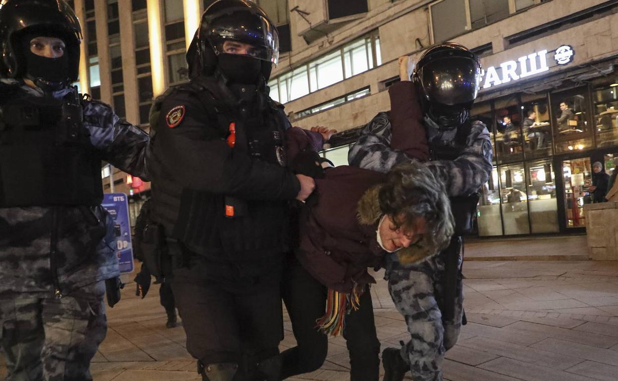 Policías rusos detienen a un manifestante contra la invasión de Ucrania.