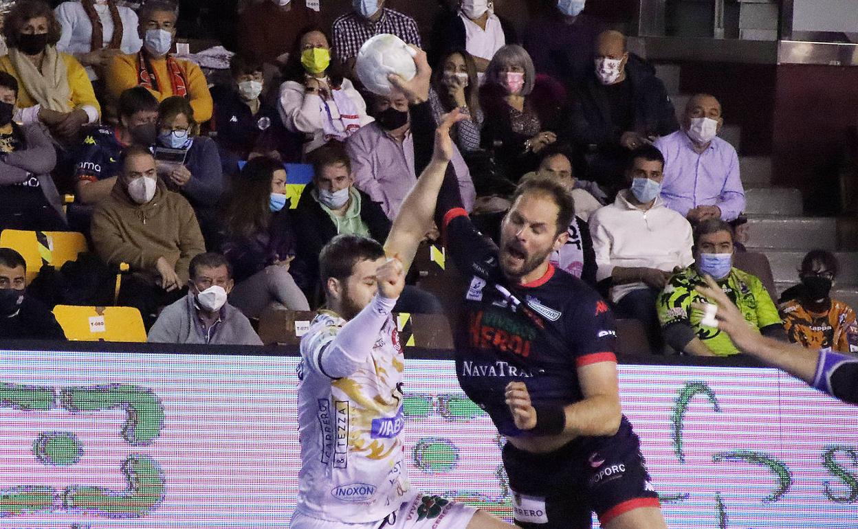 Una jugada de ataque del cuadro navero, ayer, en la cancha leonesa. 