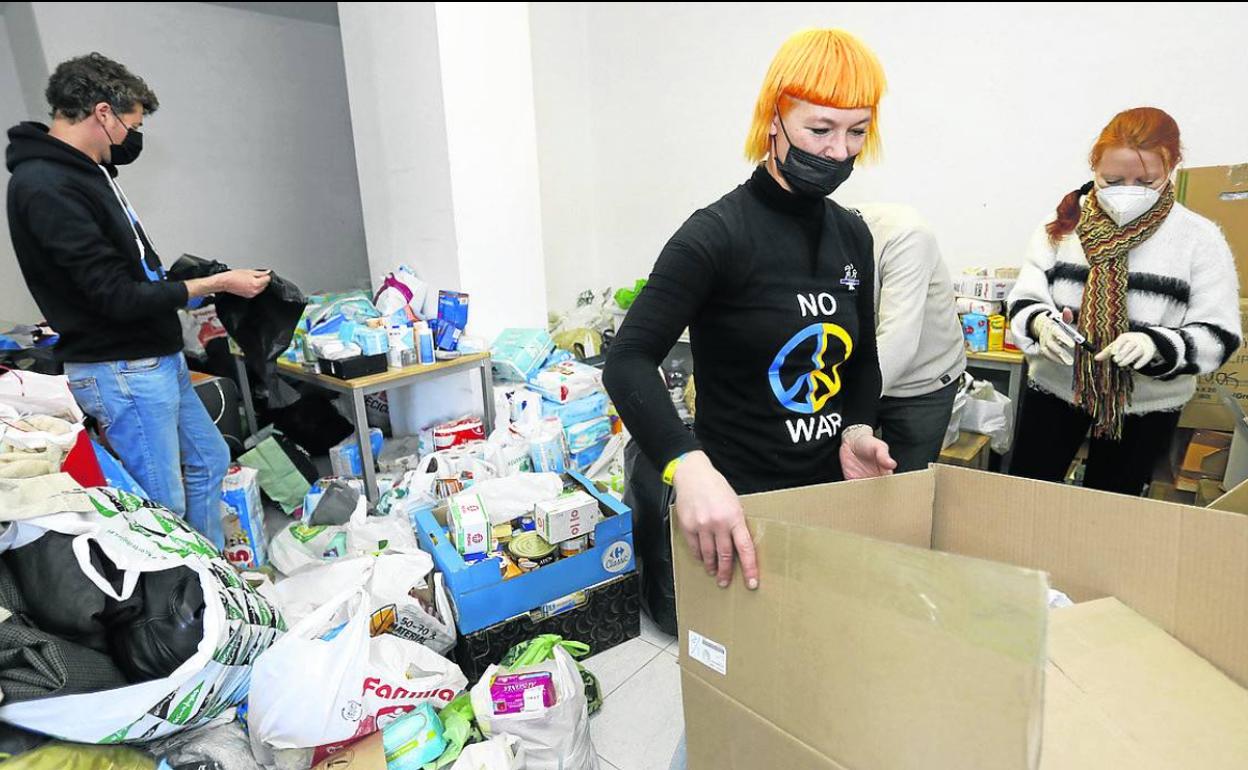 Natalia Lytvynenko ayuda a recoger todo lo donado en el antiguo ropero de Cáritas.