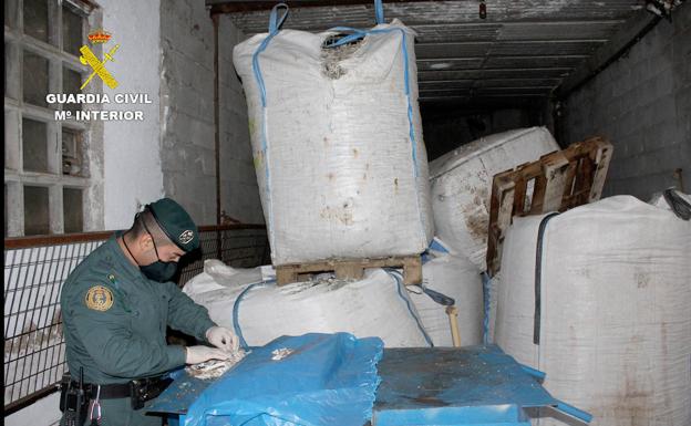 Un agente del Seprona inspecciona los residuos. 