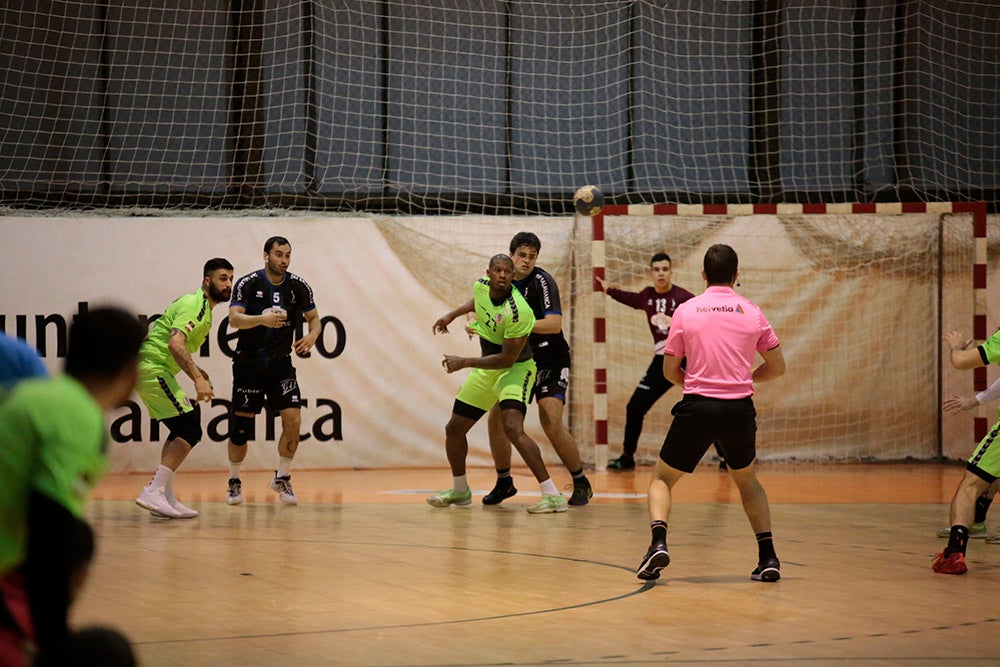 El BM Salamanca vende cara su derrota ante el intratable CB Santoña (24-29)