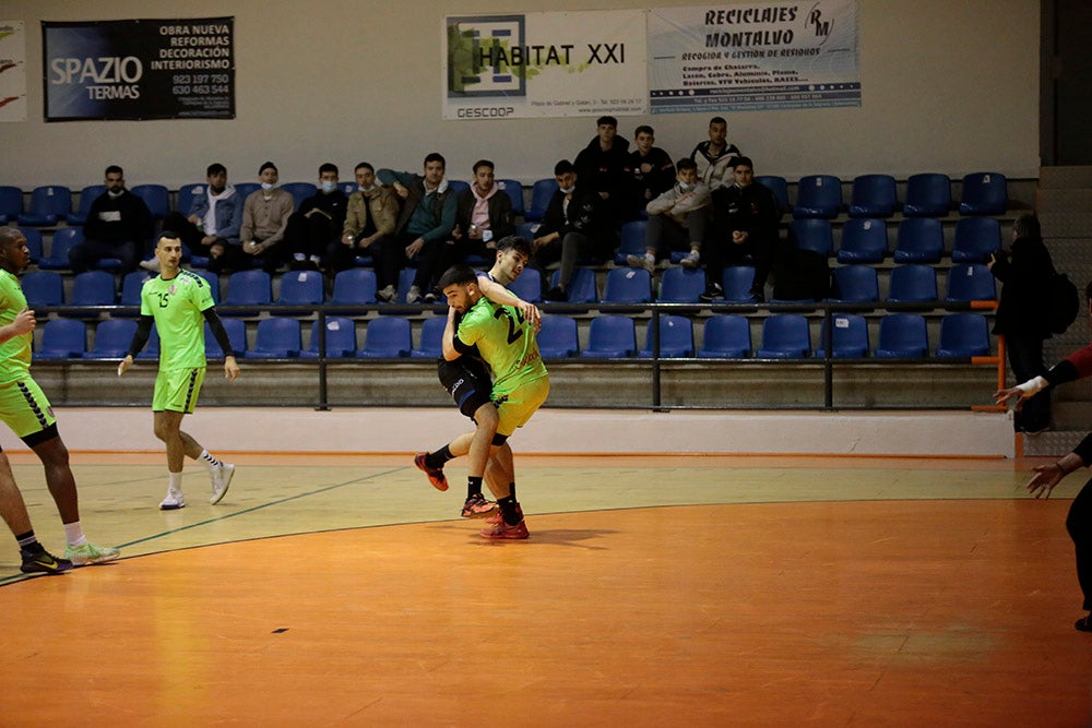 El BM Salamanca vende cara su derrota ante el intratable CB Santoña (24-29)