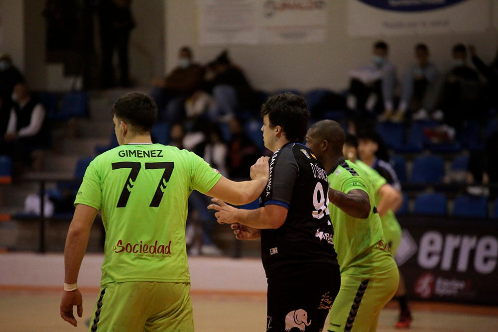 El BM Salamanca vende cara su derrota ante el intratable CB Santoña (24-29)