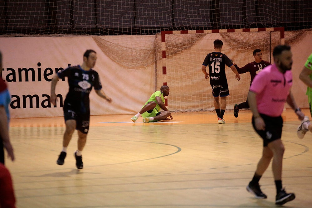 El BM Salamanca vende cara su derrota ante el intratable CB Santoña (24-29)