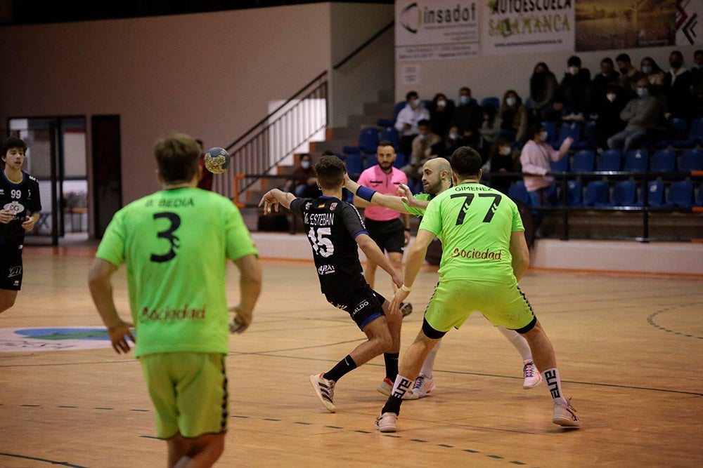 El BM Salamanca vende cara su derrota ante el intratable CB Santoña (24-29)