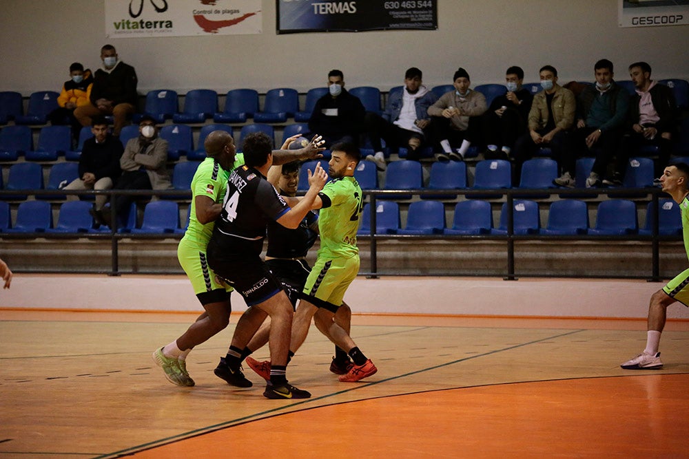 El BM Salamanca vende cara su derrota ante el intratable CB Santoña (24-29)