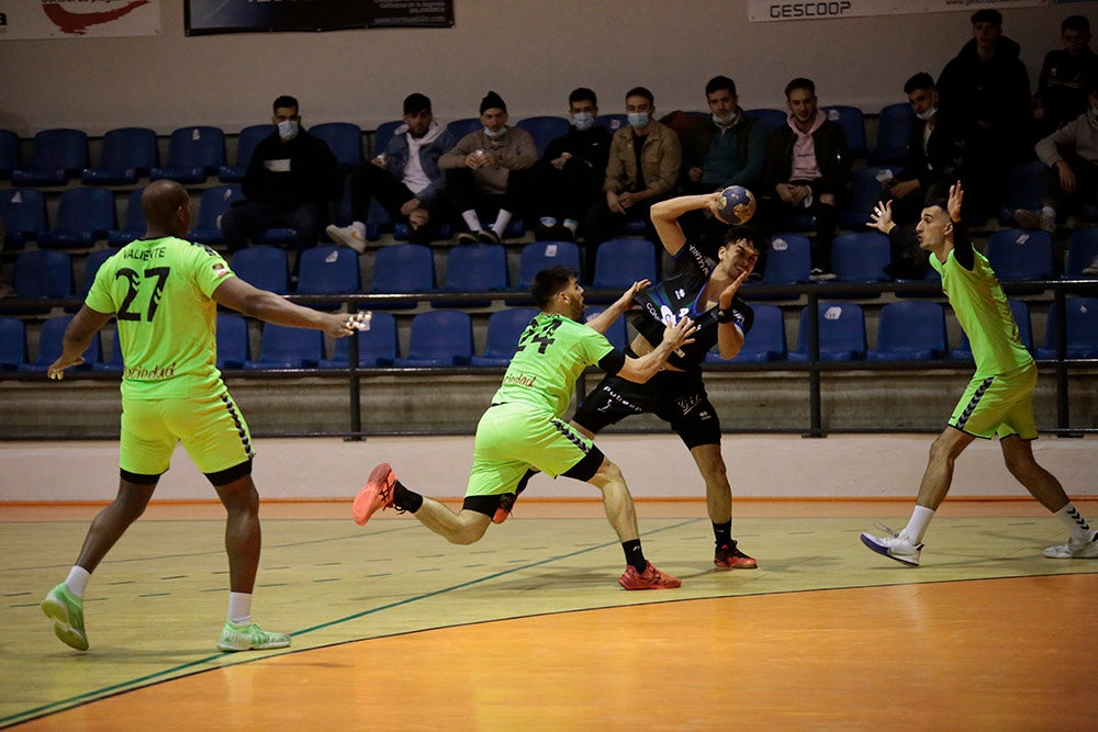 El BM Salamanca vende cara su derrota ante el intratable CB Santoña (24-29)