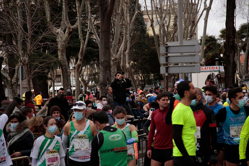 El Paseo de la Estación se convirtió en lugar de reencuentro de los participantes en la Media Maratón Ciudad de Salamanca