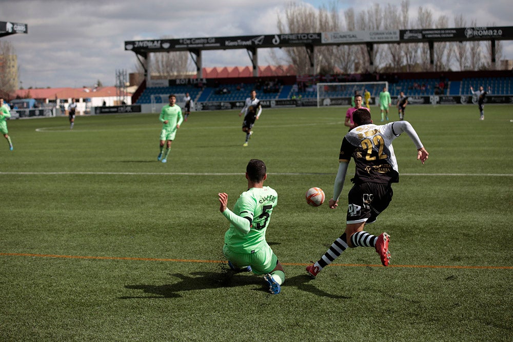 La falta de puntería condena a Unionistas a su tercera derrota seguida ante el Bilbao Athletic (0-1) 