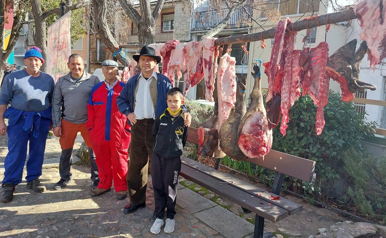 Matanceros y maestro de ceremonia con las piezas del cerdo. 