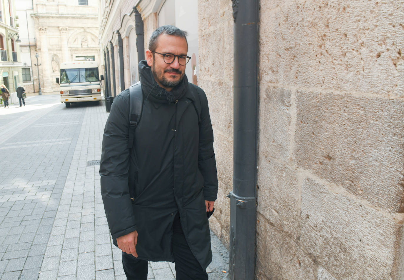 Imagen secundaria 1 - El actor Raúl Arévalo, el director David Serrano y el director de fotografía, Kiko de la Rica. 