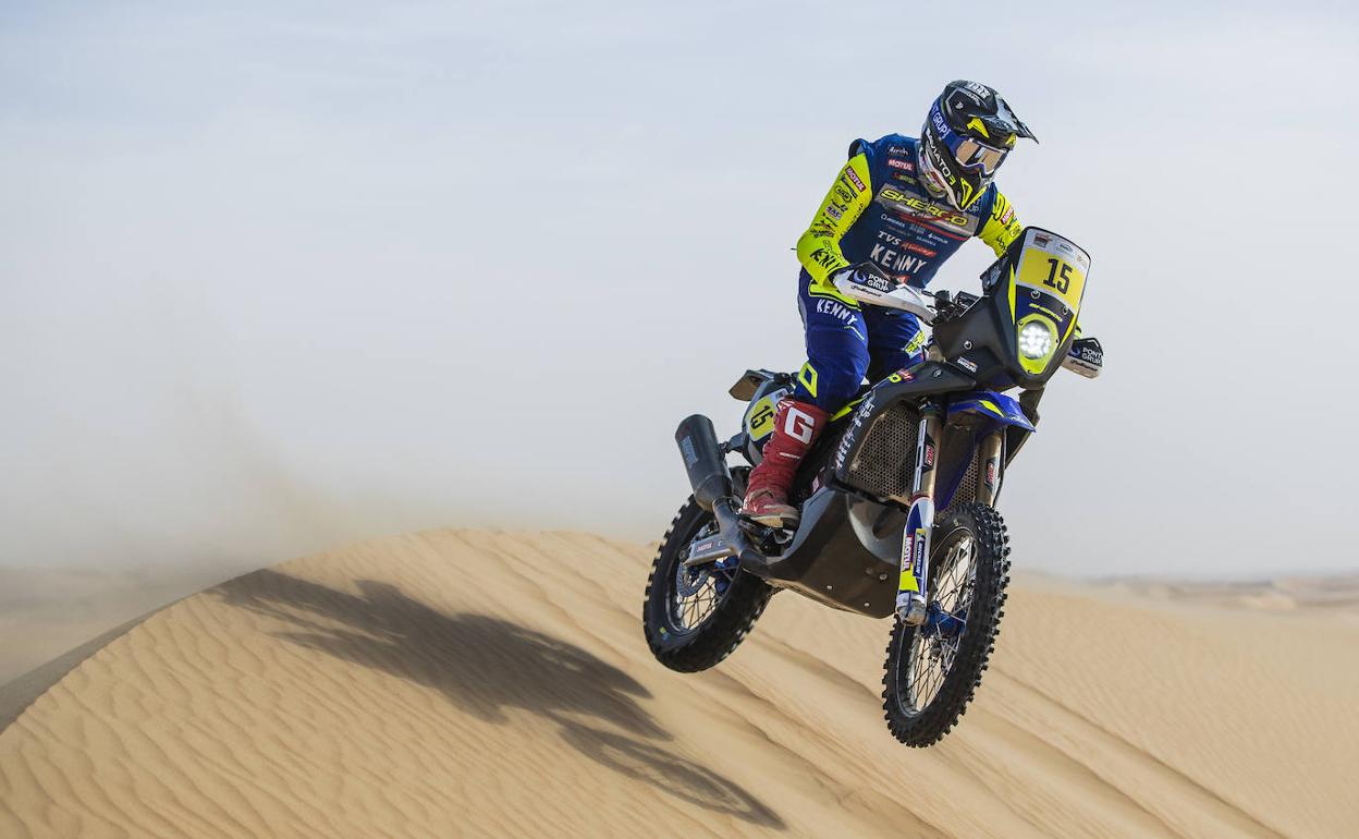 Lorenzo Santolino sufre en las dunas de Abu Dabi