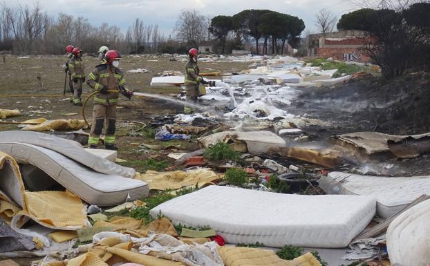 Los Bomberos trabajan en la extinción del incendio en la escombrera ilegal de La Florida. 