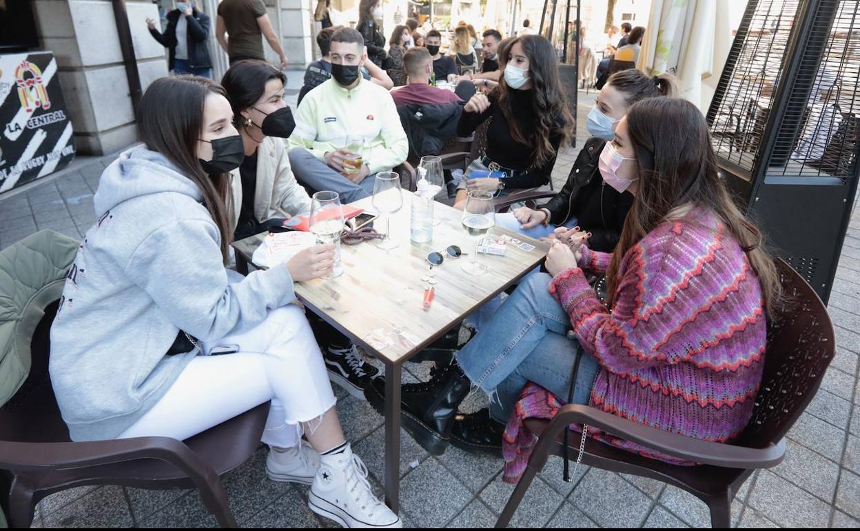 Varios jóvenes disfrutan de una terraza en el centro de Valladolid en una imagen de archivo. 