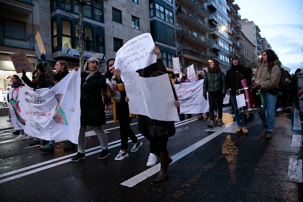 Miles de personas tiñeron las calles de morado acompañando al Movimiento Feminista de Salamanca en la manifestación del 8M