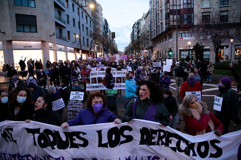 Miles de personas tiñeron las calles de morado acompañando al Movimiento Feminista de Salamanca en la manifestación del 8M