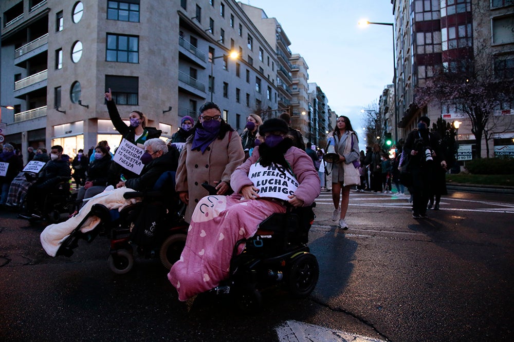 Miles de personas tiñeron las calles de morado acompañando al Movimiento Feminista de Salamanca en la manifestación del 8M
