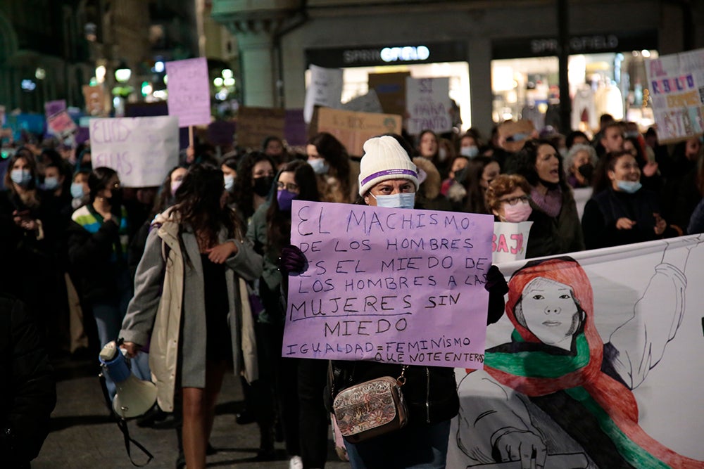 Miles de personas tiñeron las calles de morado acompañando al Movimiento Feminista de Salamanca en la manifestación del 8M
