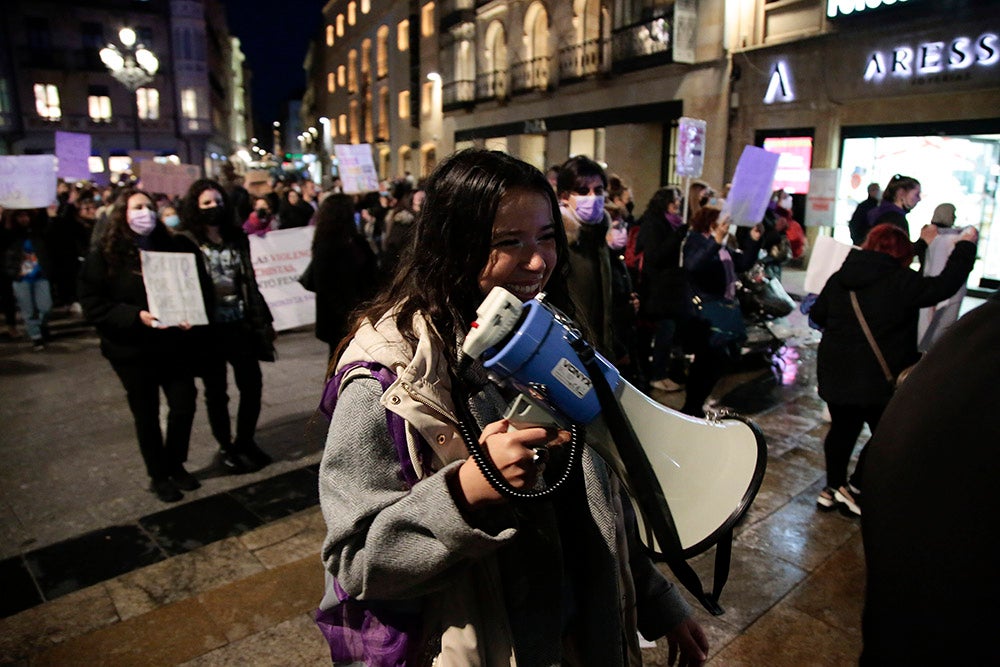 Miles de personas tiñeron las calles de morado acompañando al Movimiento Feminista de Salamanca en la manifestación del 8M