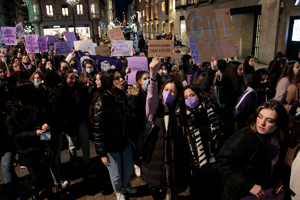 Miles de personas tiñeron las calles de morado acompañando al Movimiento Feminista de Salamanca en la manifestación del 8M