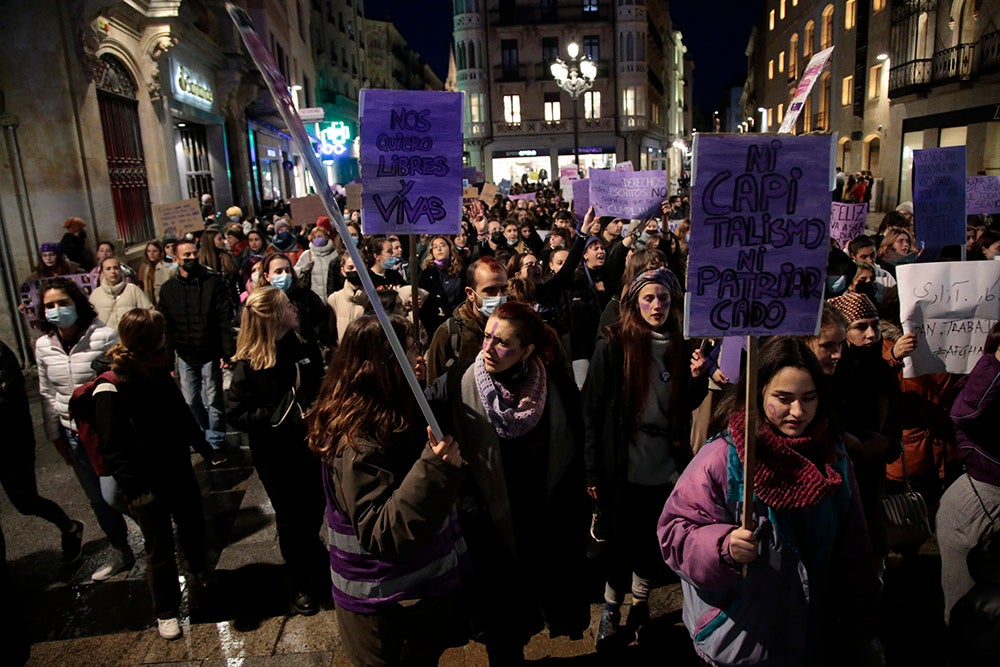Miles de personas tiñeron las calles de morado acompañando al Movimiento Feminista de Salamanca en la manifestación del 8M