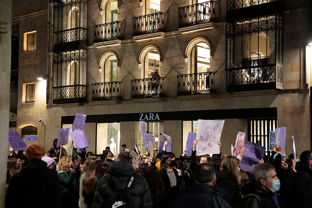 Miles de personas tiñeron las calles de morado acompañando al Movimiento Feminista de Salamanca en la manifestación del 8M