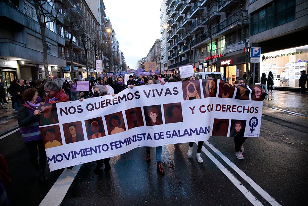 Miles de personas tiñeron las calles de morado acompañando al Movimiento Feminista de Salamanca en la manifestación del 8M