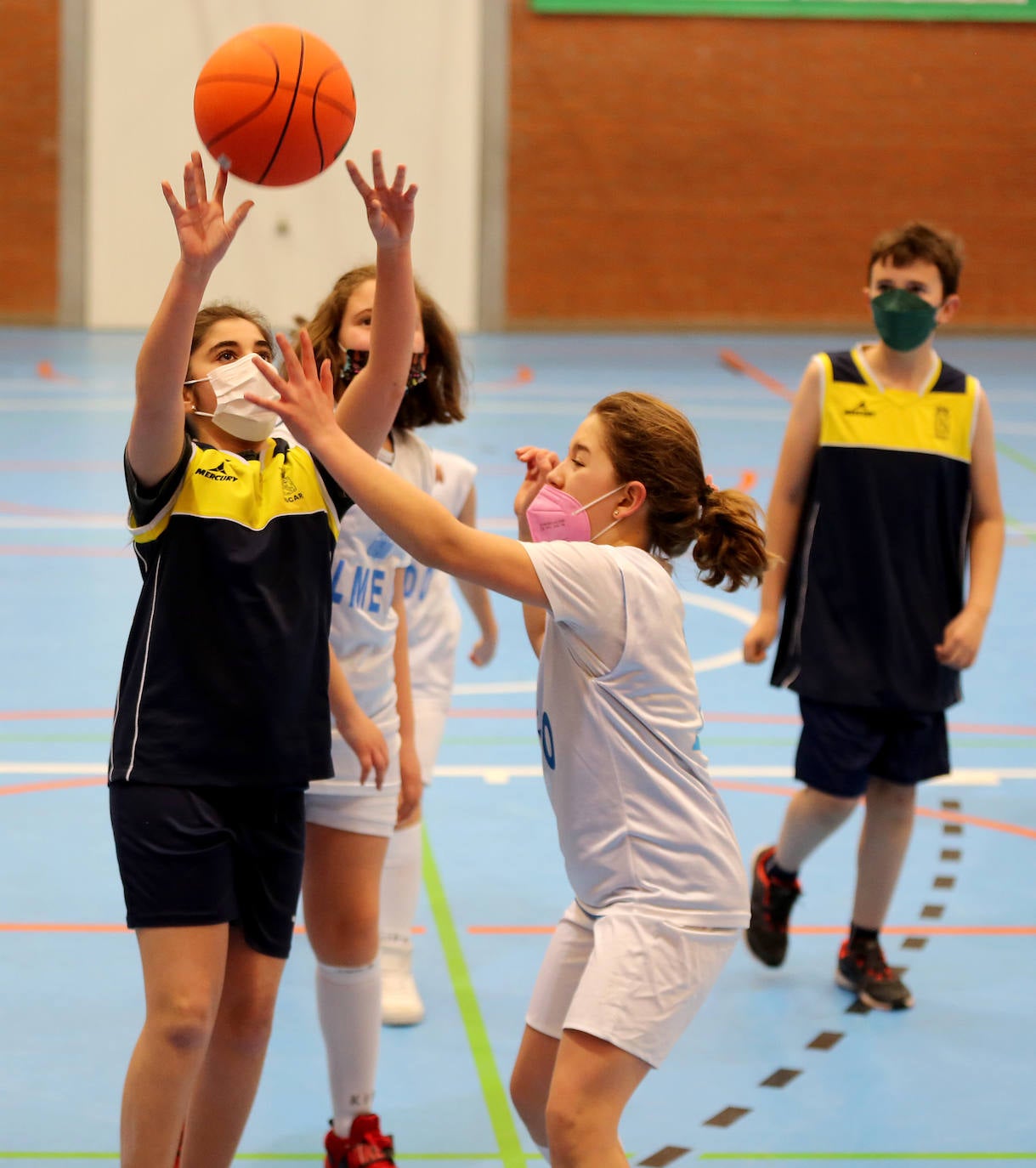 Fotos: Fútbol sala y baloncesto congregan la atención de los escolares en Valladolid