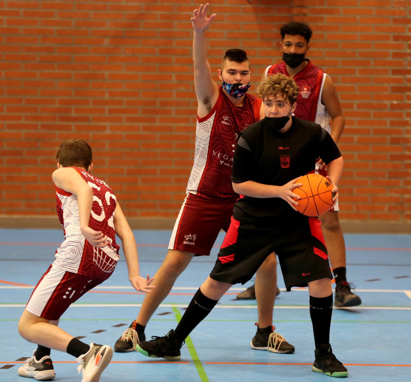 Fotos: Fútbol sala y baloncesto congregan la atención de los escolares en Valladolid
