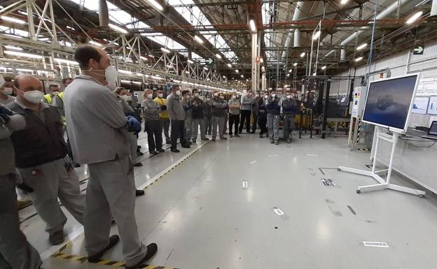 El lanzamiento primer vehículo del Plan Industrial de Renault España, que la marca va a publicitar como un auténtico 'Made in Spain', ha despertado el interés de la plantilla del fabricante. Los empleados de la factoría palentina han tenido la oportunidad de seguir en directo la retransmisión de la presentación mundial desde las propias instalaciones de Villamuriel de Cerrato.