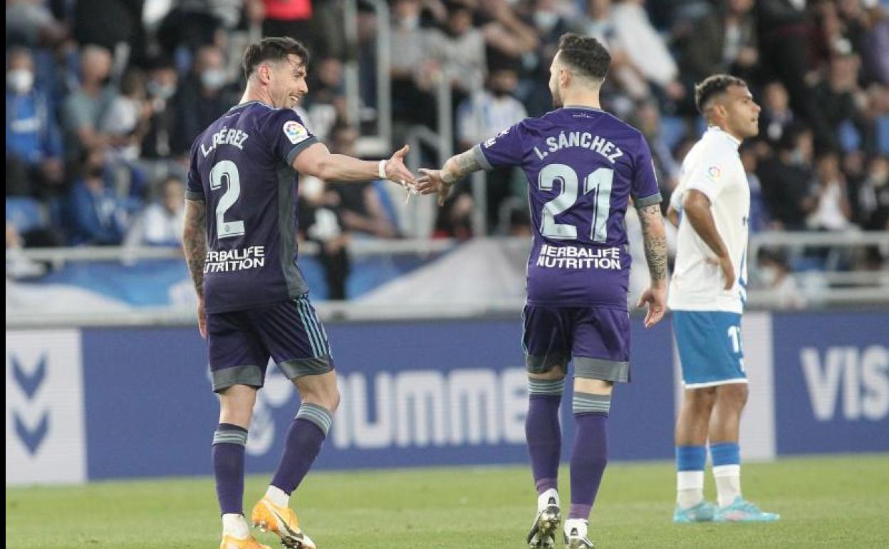 Luis Pérez e Iván Sánchez celebran el cuarto gol logrado en Tenerife. 