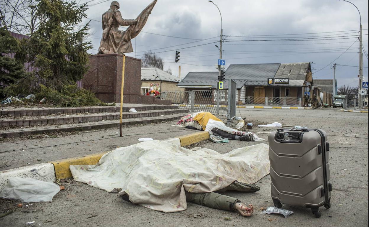 Dos cuerpos de civiles que murieron mientras intentaban huir de la ciudad de Irpin, cerca de Kiev.