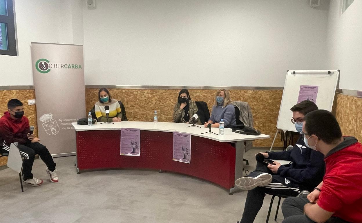 Tertulia la mujer en la ciencia en Carbajosa de la Sagrada. 