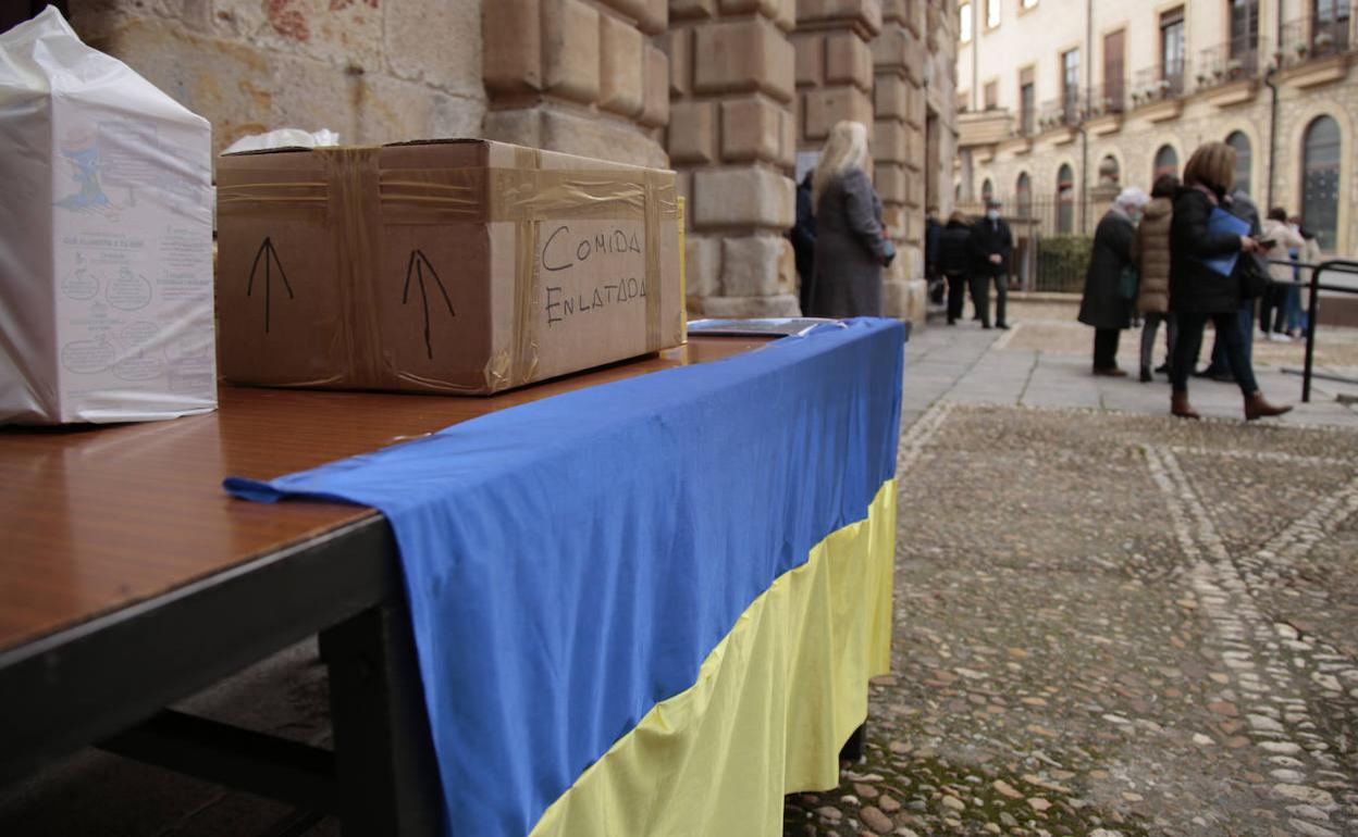 La bandera de Ucrania en una mesa de recogida de material para las personas afectadas por la guerra. 