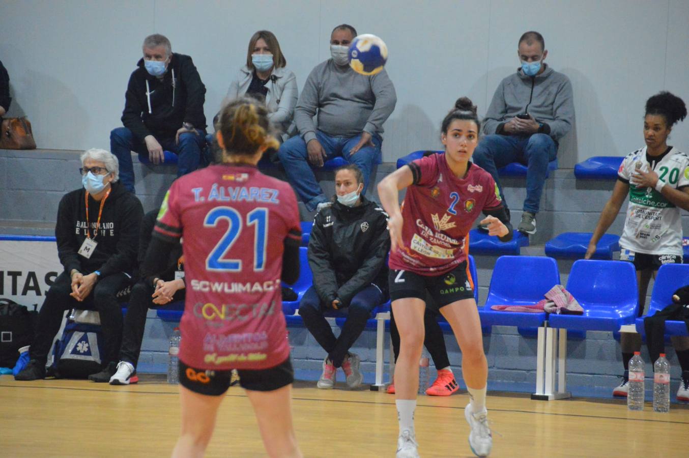 Fotos: Partido de balonmano entre Caja Rural Aula y Elche