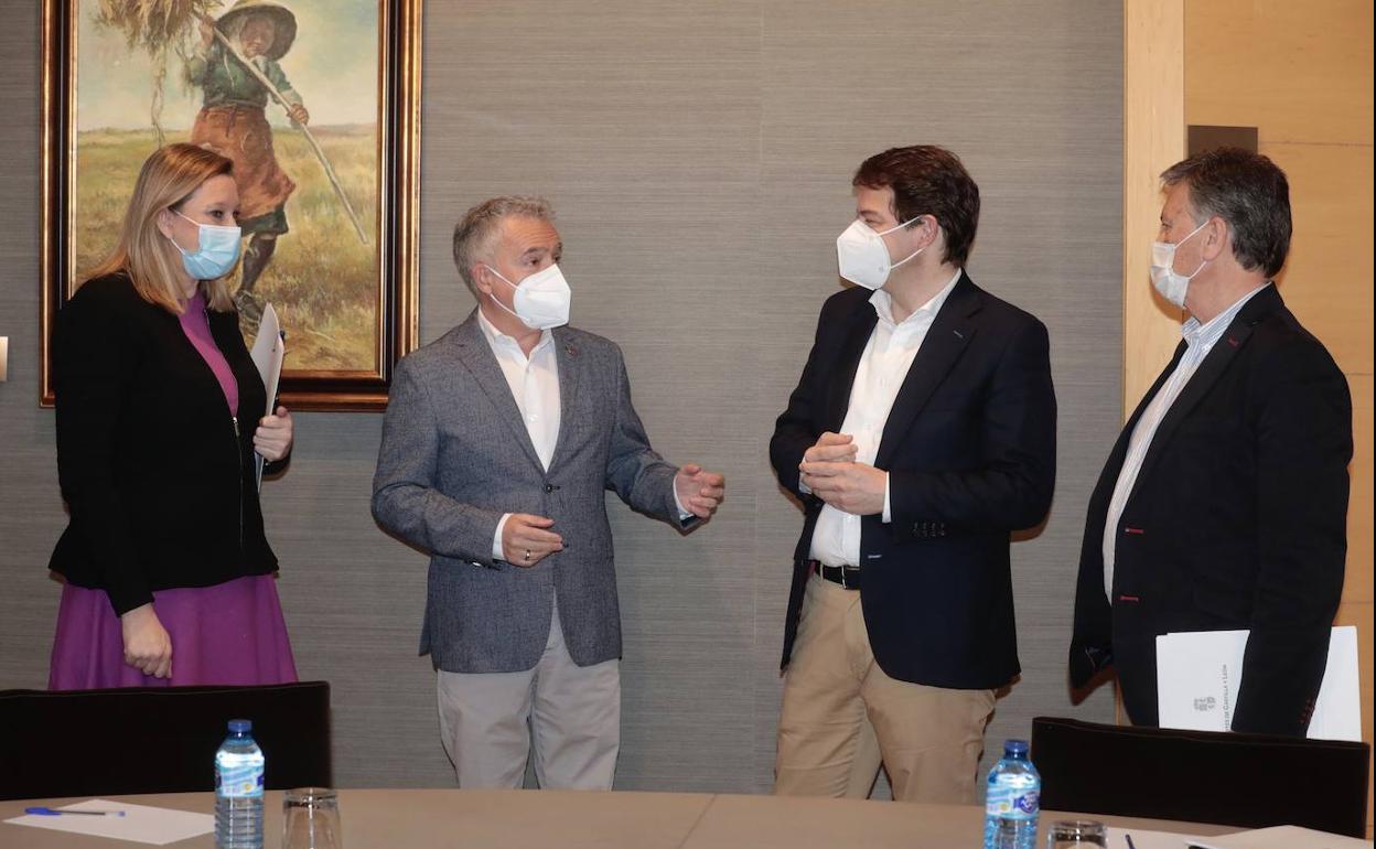 El soriano Ángel Ceña, en las Cortes, durante la primera reunión que mantuvo con Mañueco y dirigentes del PP.