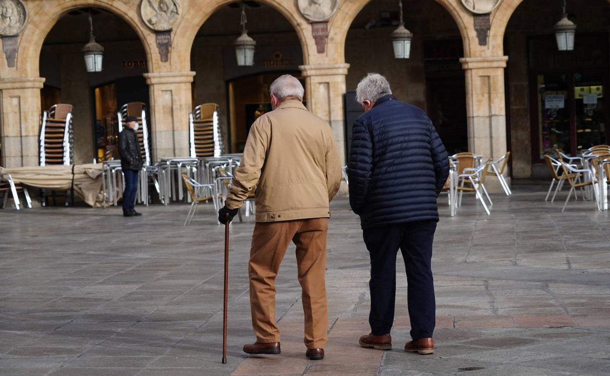 Jubilados paseando por el centro de Salamanca. 