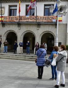 Imagen secundaria 2 - Concentraciones este jueves en apoyo del pueblo ucraniano en Cuéllar (arriba), Real Sitio (abajo izq.) y El Espinar. 