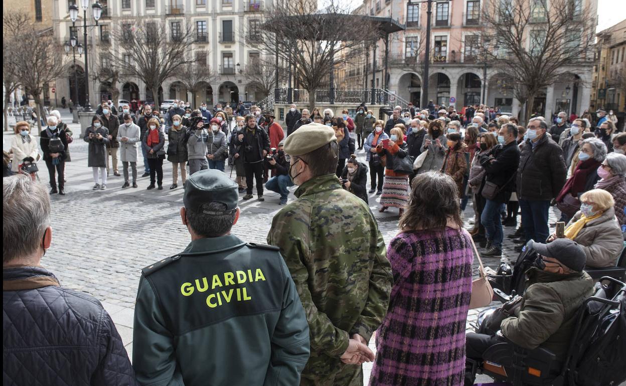 Concentración en la Plaza Mayor de Segovia, este miércoles, secundando la convocatoria de la FEMP. 