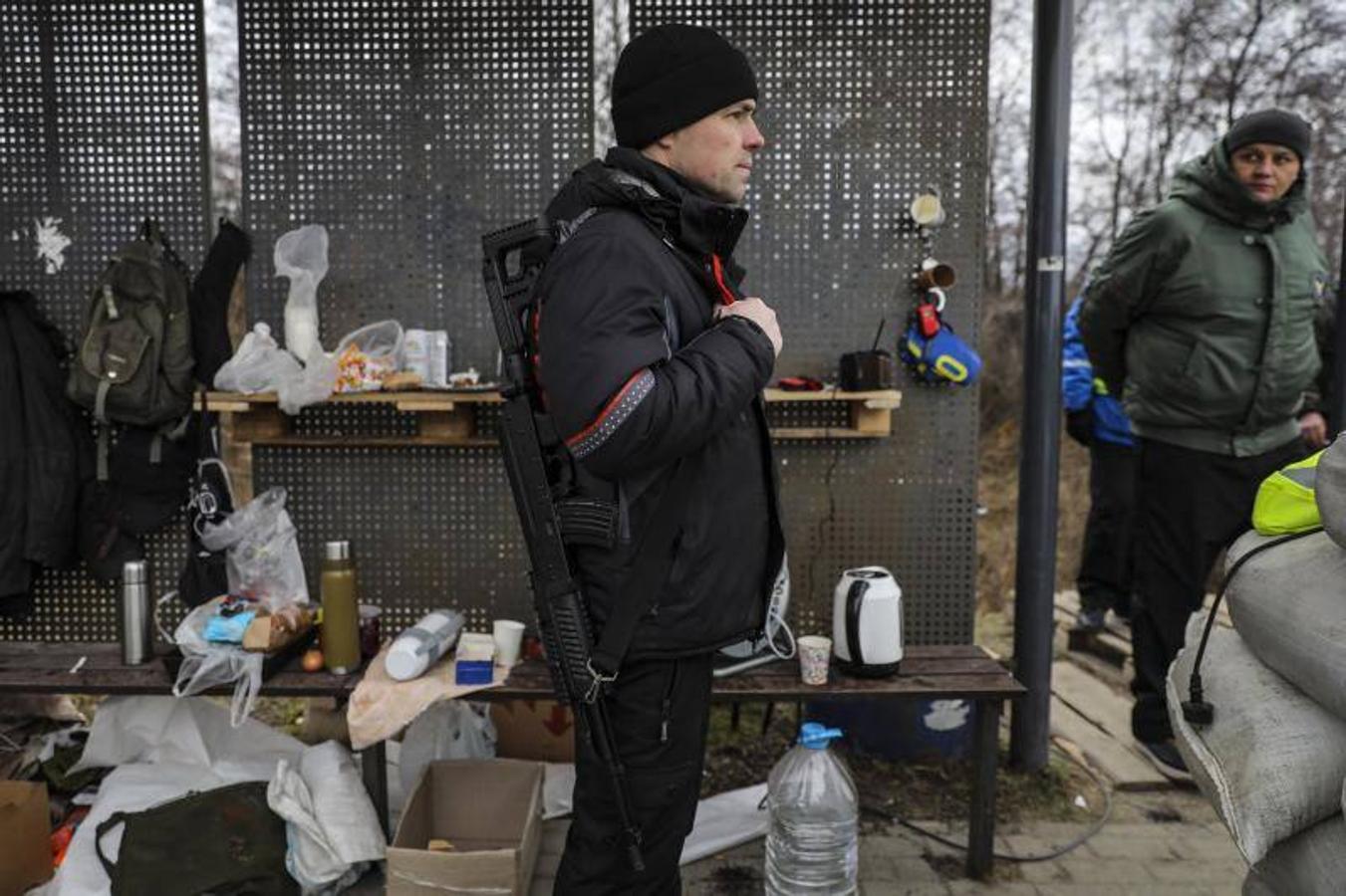 Un voluntario ucraniano armado se toma un descanso en Kiev.