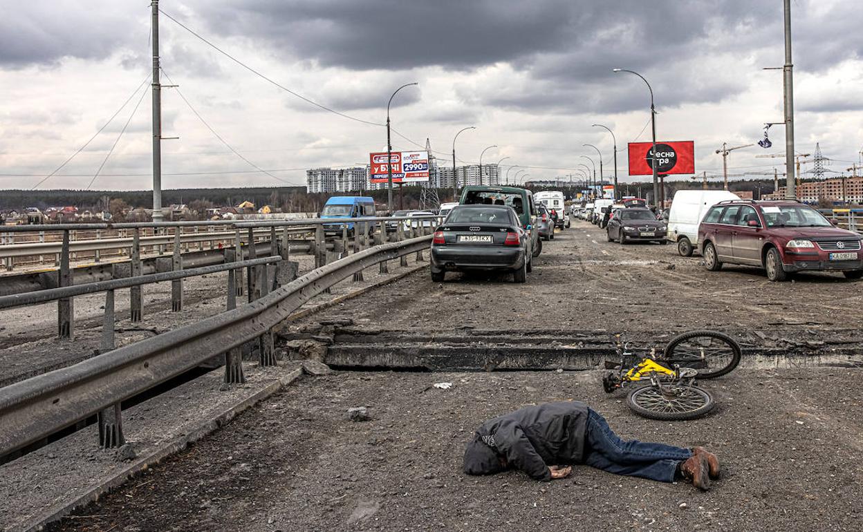 El cuerpo de un hombre muerto yace en un puente destruido en la ciudad de Irpin, región de Kiev.