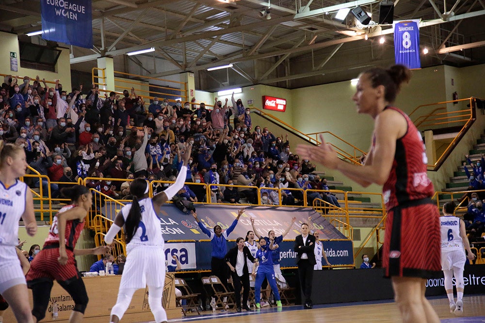 Extraordinario ambiente en un Würzburg que volvía al cien por cien de aforo y que empujó al CB Avenida a conseguir la primera victoria en la eliminatoria europea ante Girona 