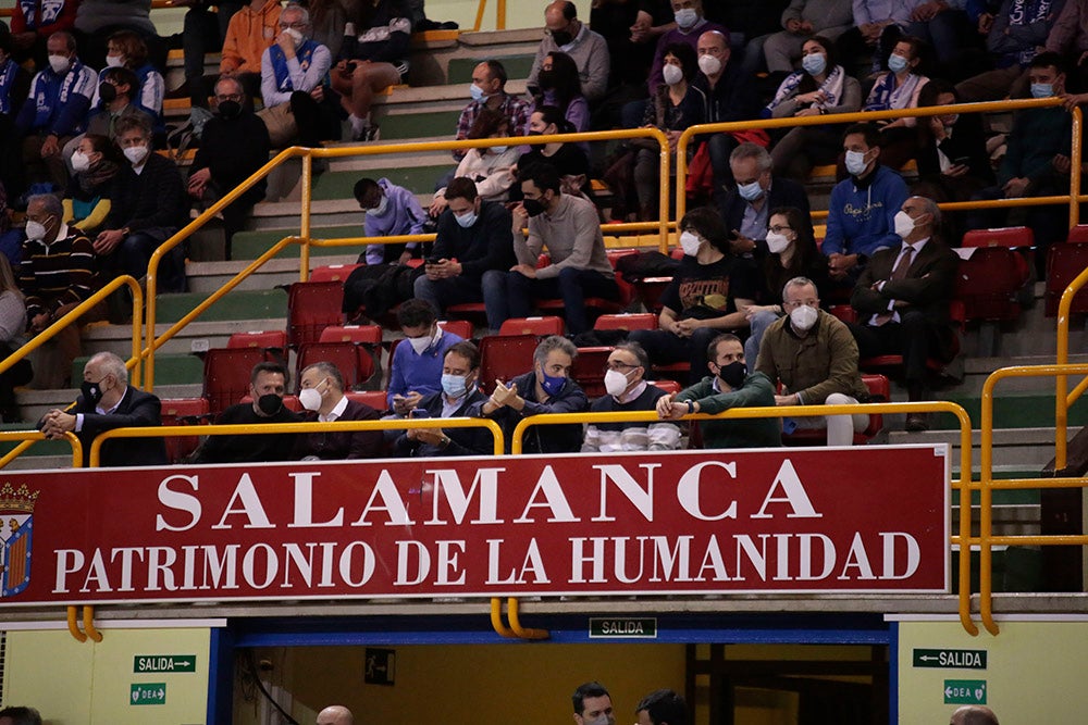 Extraordinario ambiente en un Würzburg que volvía al cien por cien de aforo y que empujó al CB Avenida a conseguir la primera victoria en la eliminatoria europea ante Girona 