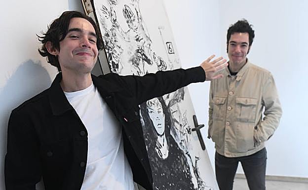Pabro y Dante, Los picoletos, junto a una de las piezas de la exposición. 